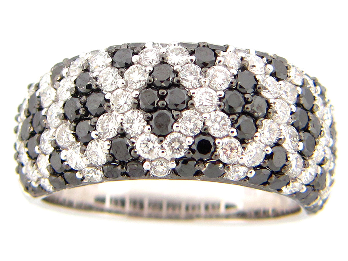 BLACK & WHITE DIAMOND RING, 18KW (R/H)