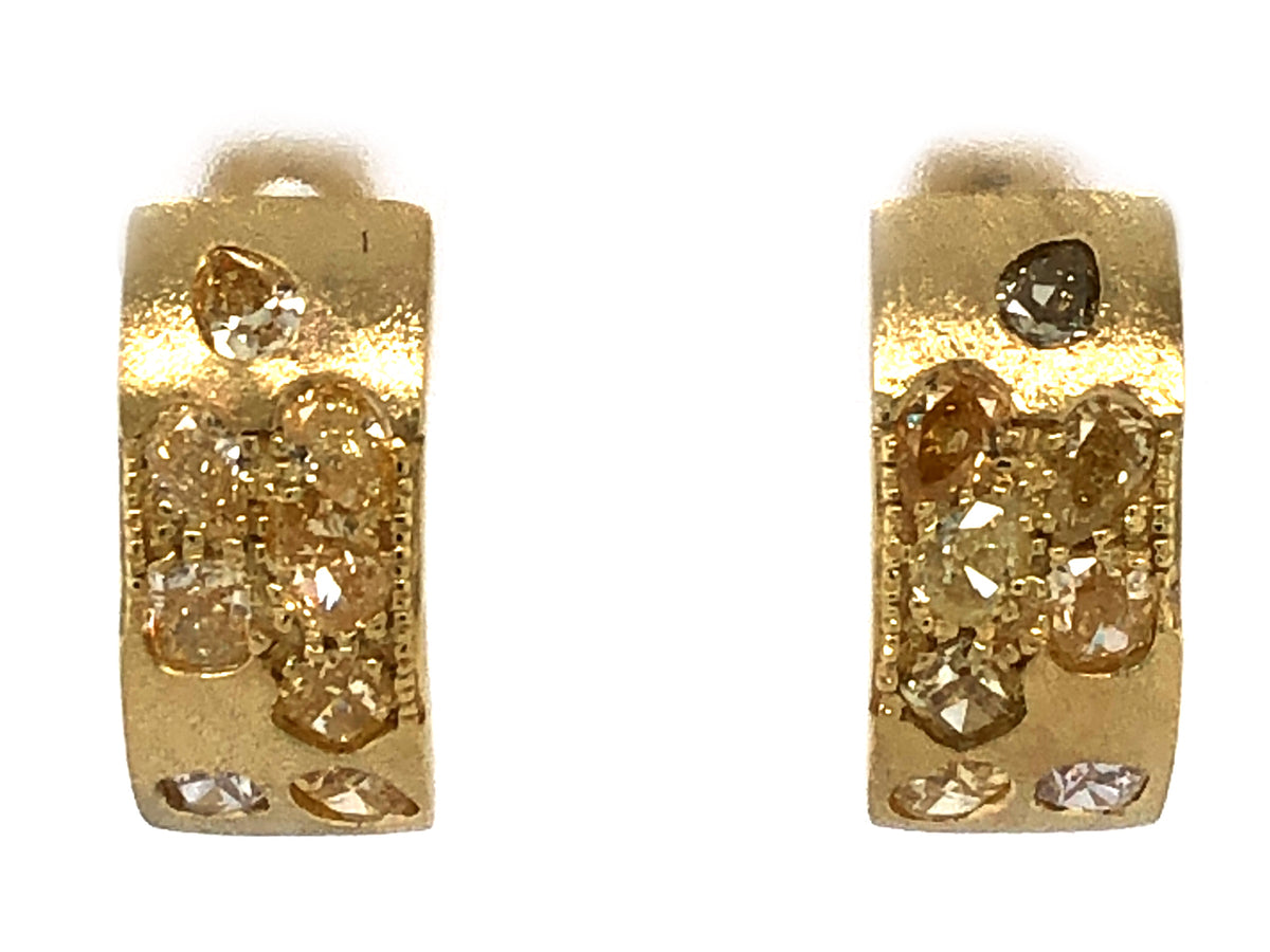 NATURAL FANCY COLOR DIAMOND FLUSH SET EARRING, SATIN FINISH, 18K GREEN GOLD (N)