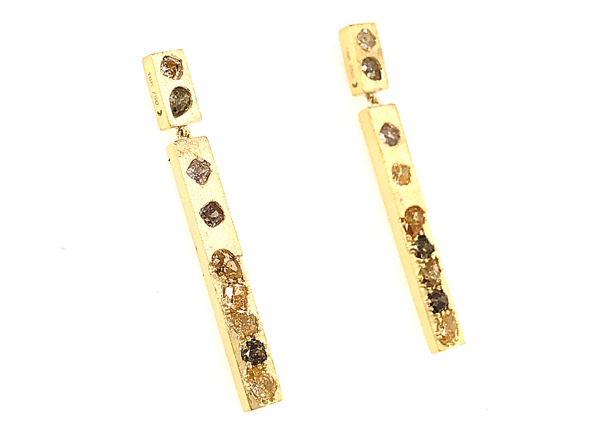 NATURAL FANCY COLOR DIAMOND FLUSH SET 2 STATION BAR EARRING, SATIN FINISH, 18K GREEN GOLD(N)