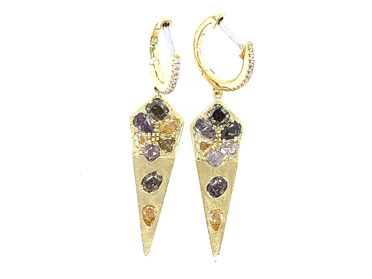 NATURAL FANCY COLOR DIAMOND FLUSH SET DAGGER DANGLE EARRING, SATIN FINISH, 18K GREEN GOLD(N)