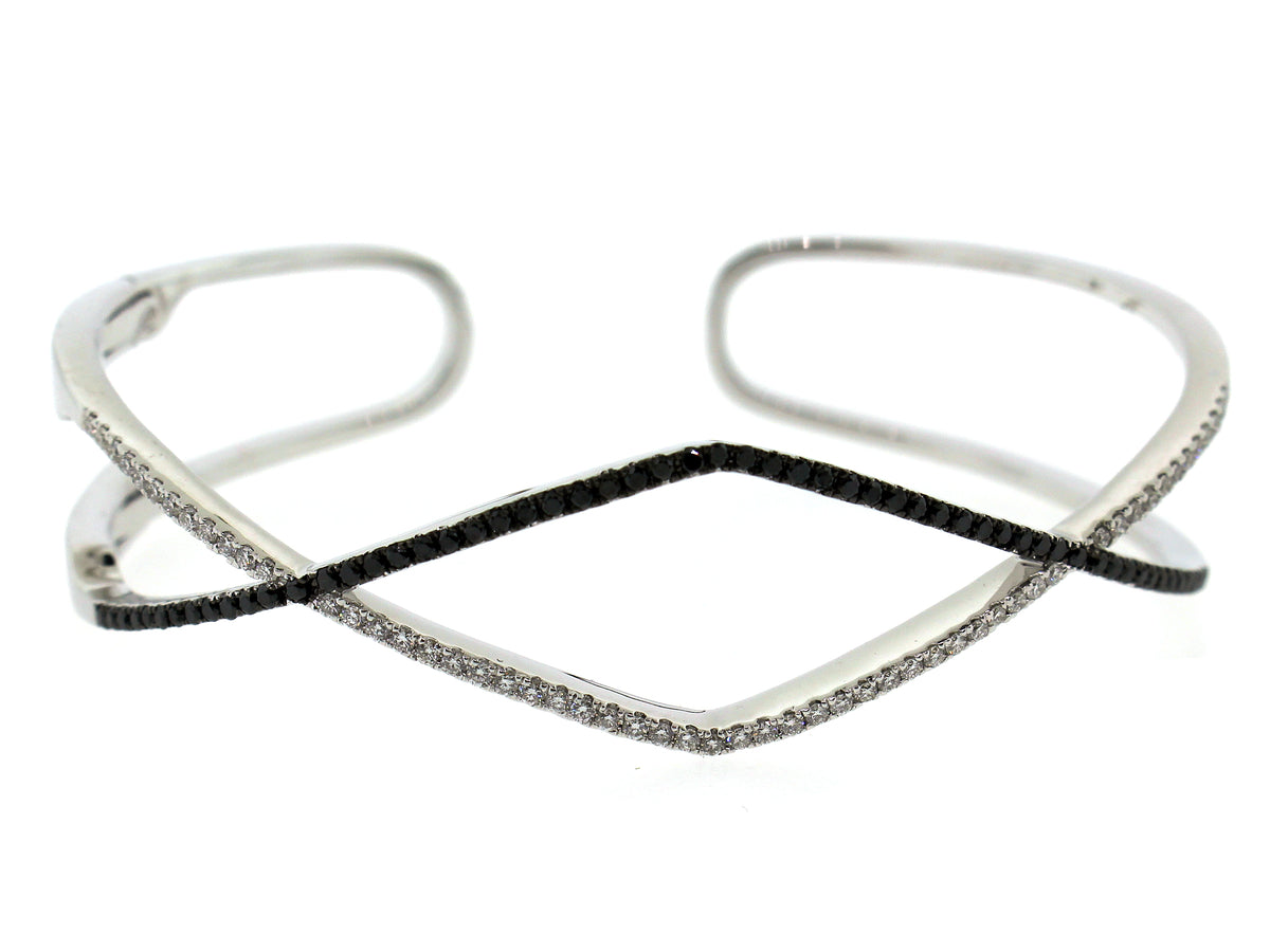 BLACK & WHITE DIAMOND BANGLE, 14KW (R)