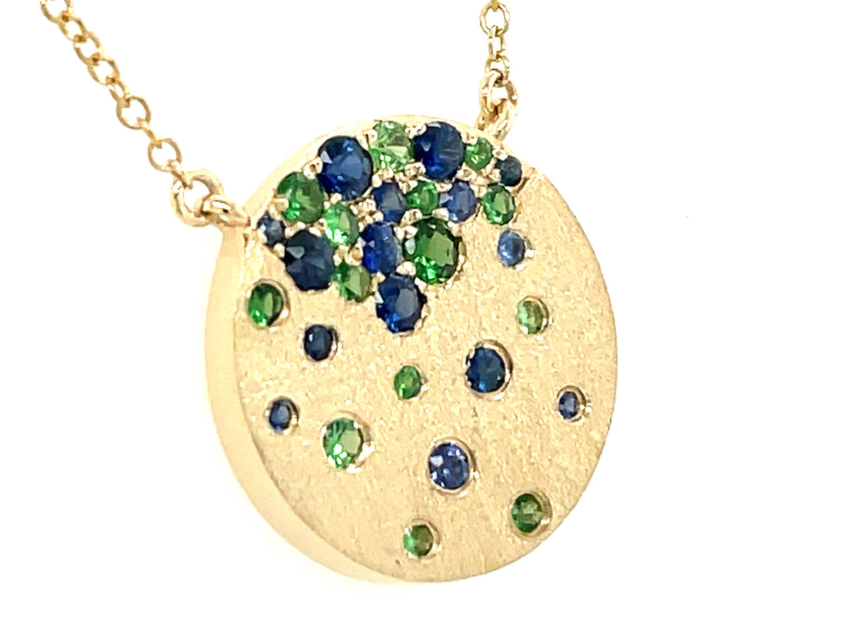 TSAVORITE & SAPPH FLUSH SET DISC PEND NECKLACE