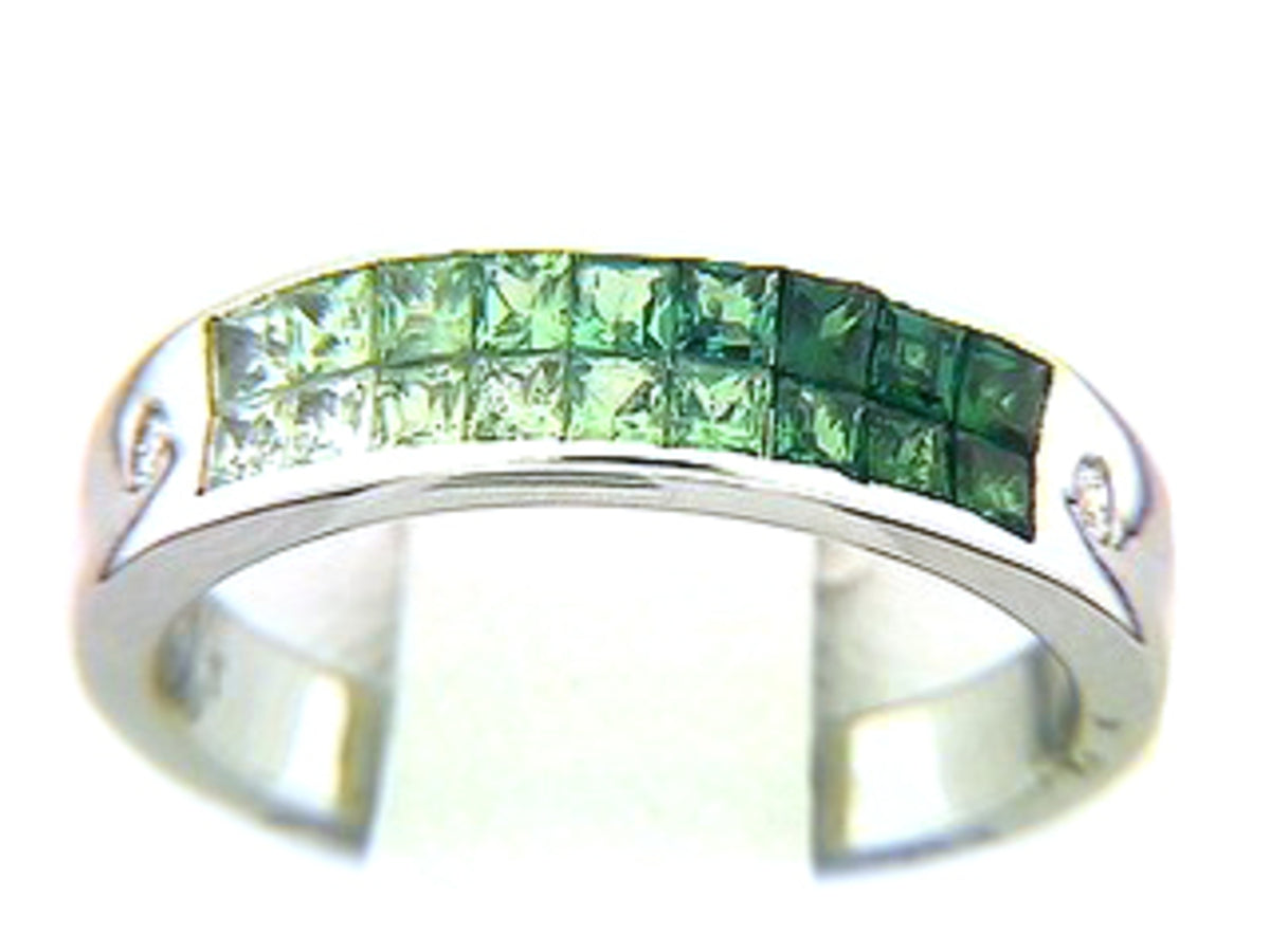 TSAVORITE & DIAMOND RING