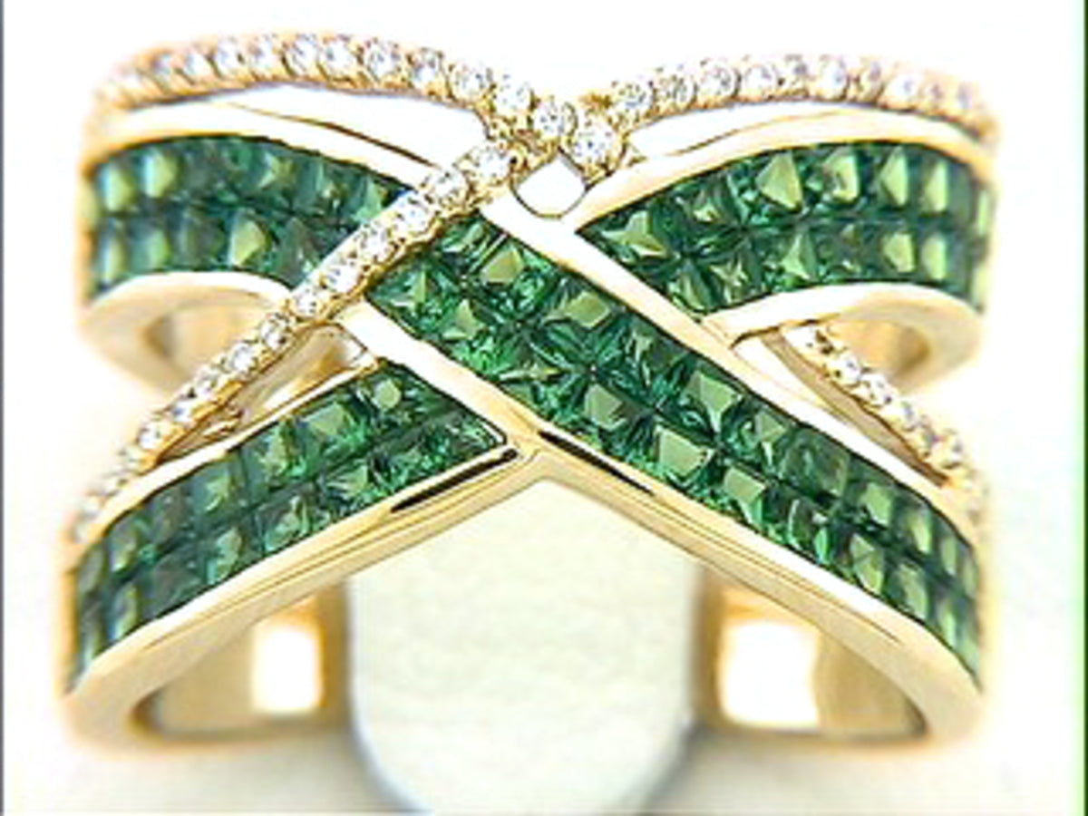 TSAVORITE & DIAMOND RING