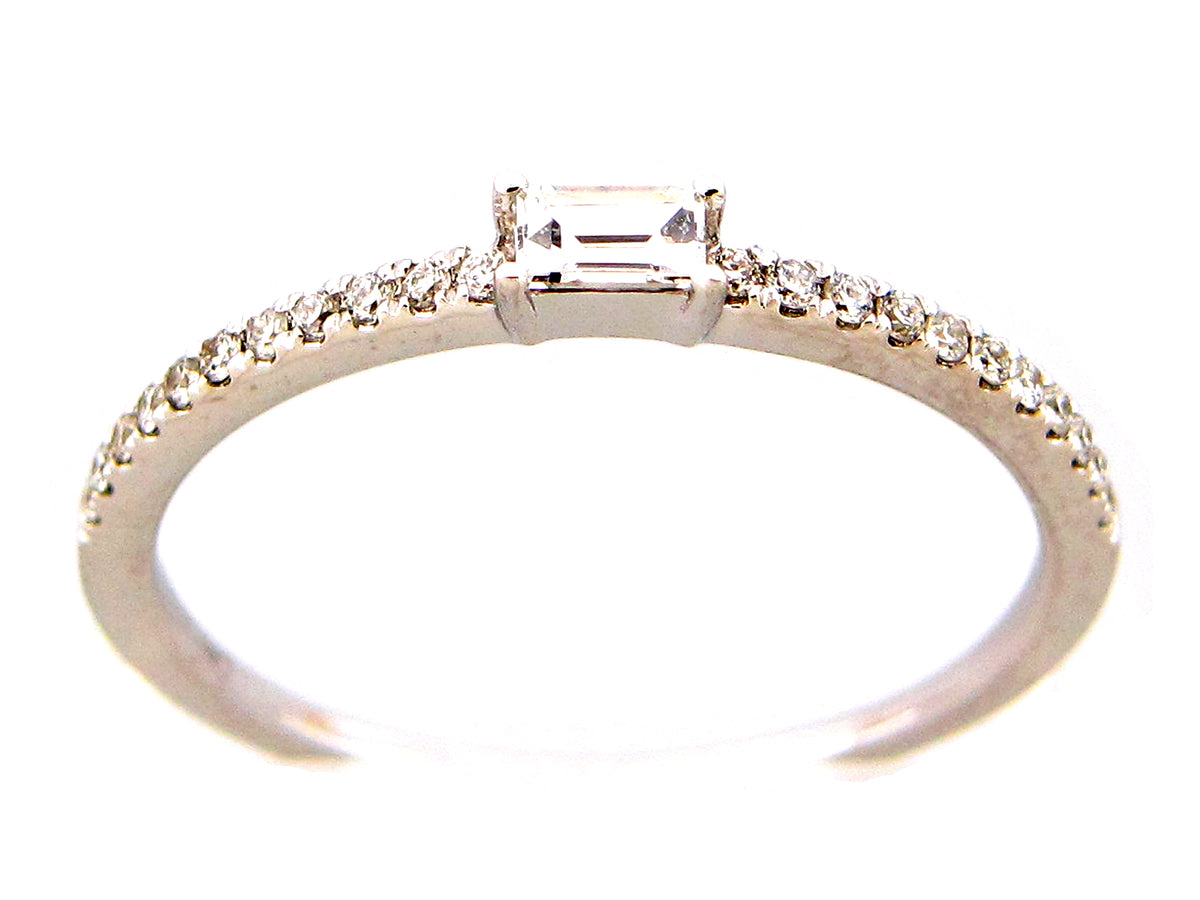 DIAMOND BAGUETTE CENTER RING