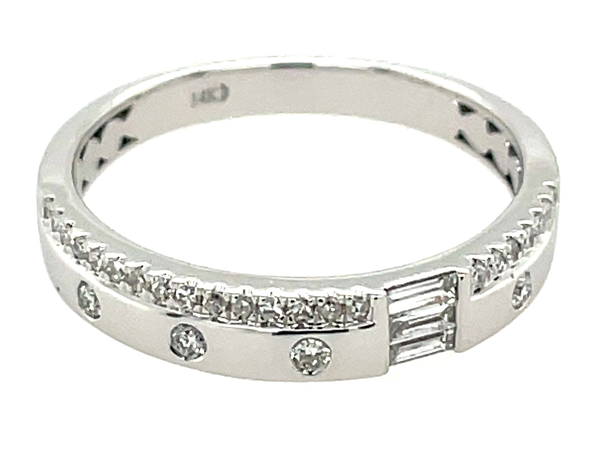 DIAMOND FLUSH SET BAGUETTE & ROUND RING