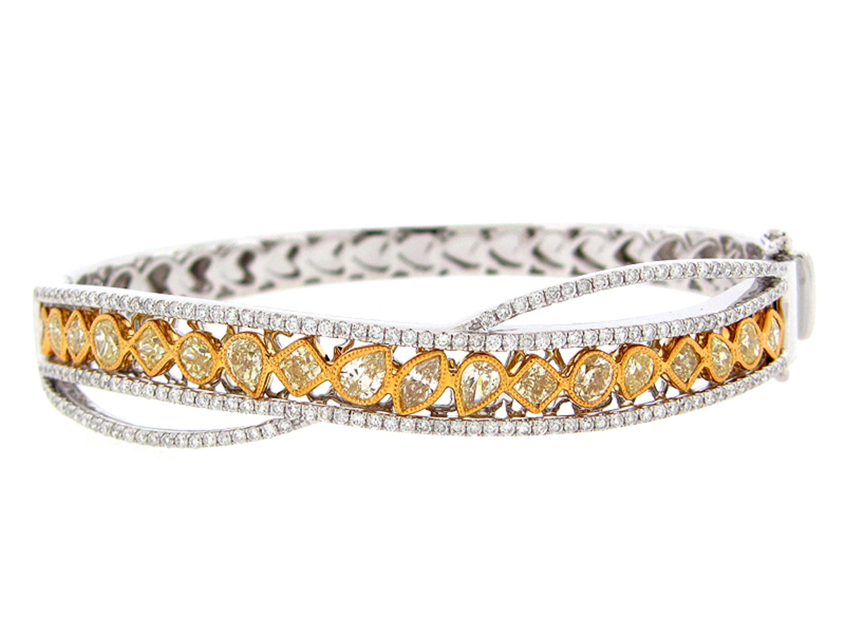 YELLOW & WHITE DIAMOND BANGLE, 18KT (N)