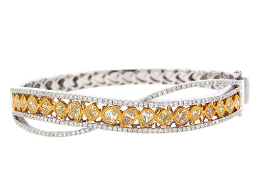 YELLOW & WHITE DIAMOND BANGLE, 18KT (N)
