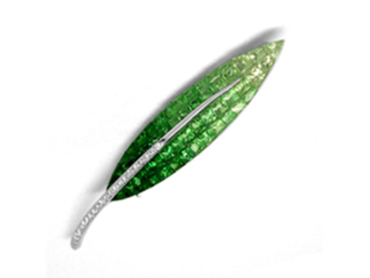 TSAVORITE & DIAMOND BROOCH, 18KW (N), C=4.56