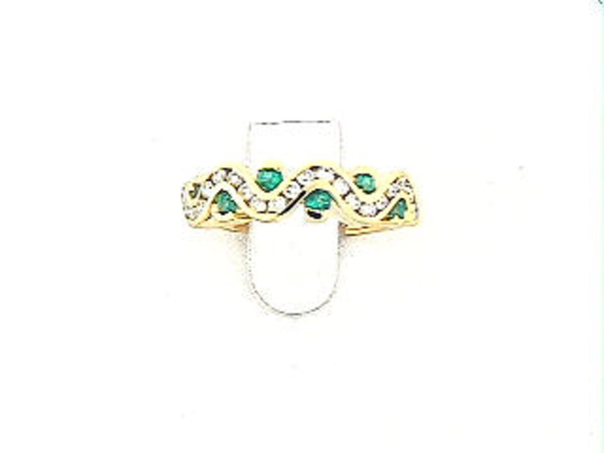 EMERALD & DIAMOND RING