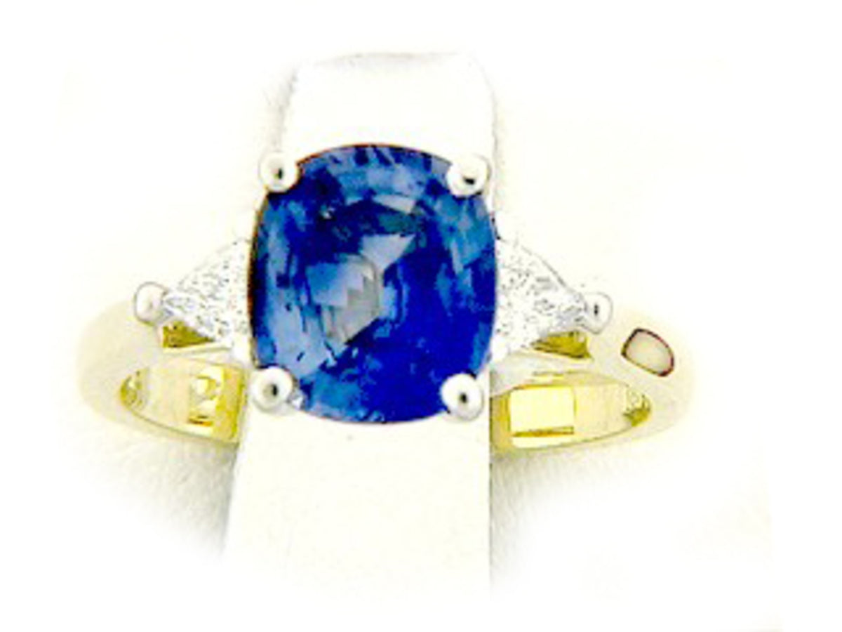 SAPPHIRE & DIAMOND RING
