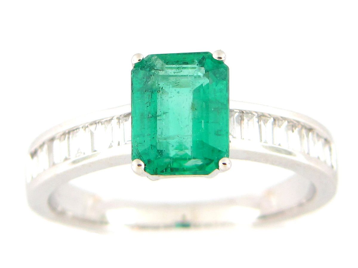 EMERALD CUT EMERALD & DIAMOND BAGUETTE RING, 14KW (O)