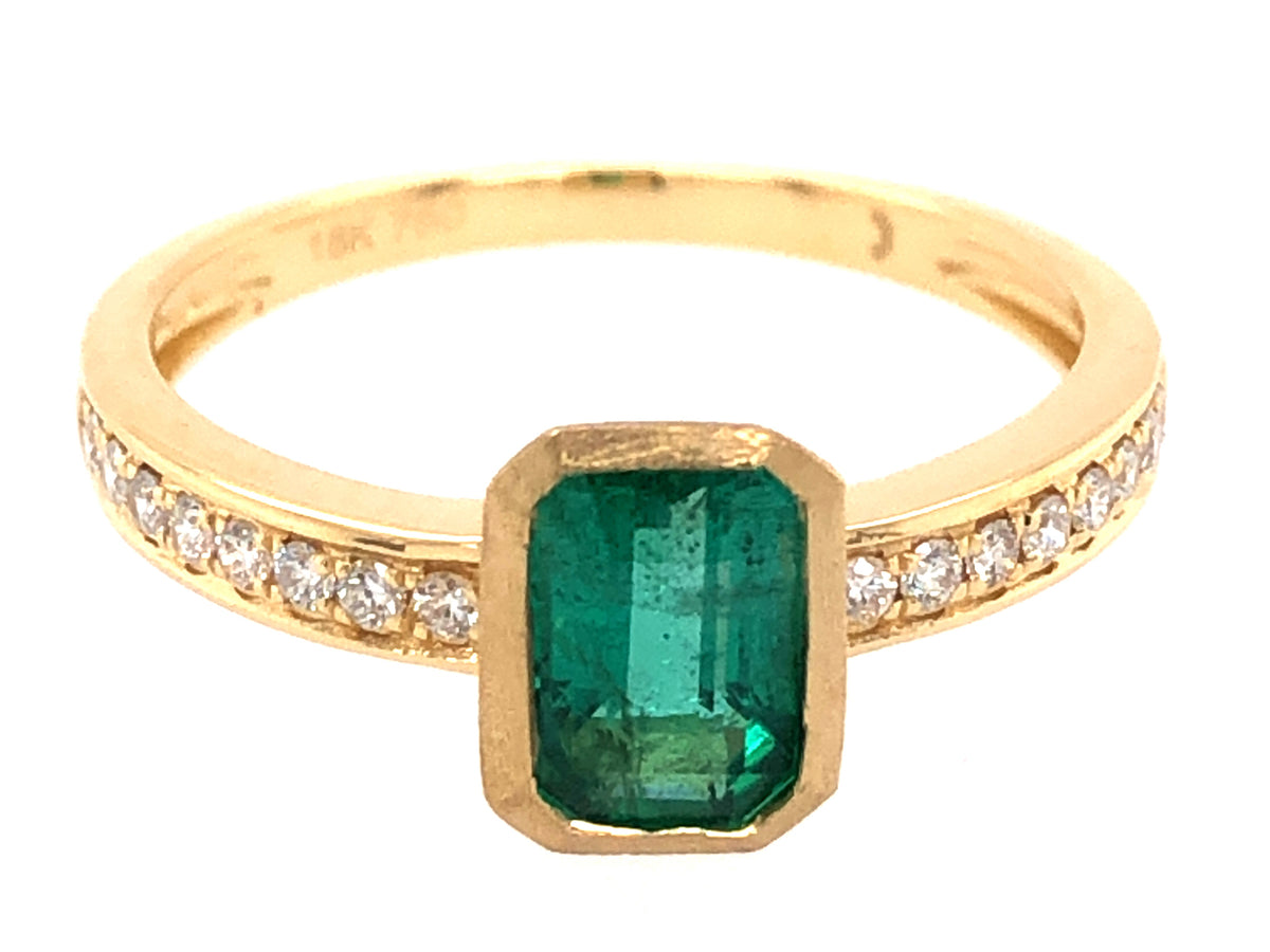 EMERALD BEZEL & DIAMOND RING, 18KY (O)