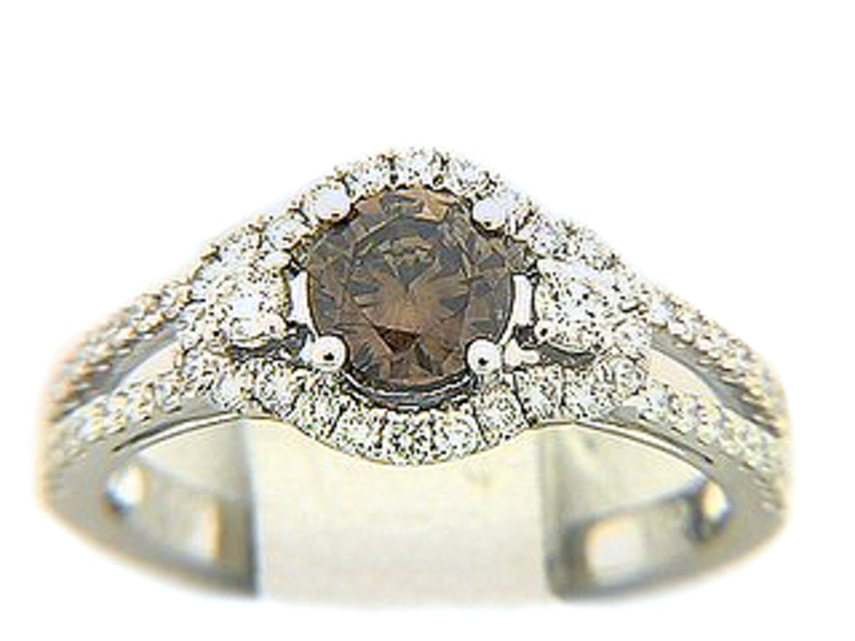 BROWN & WHITE DIAMOND RING, 18KW (N), CENTER=0.77