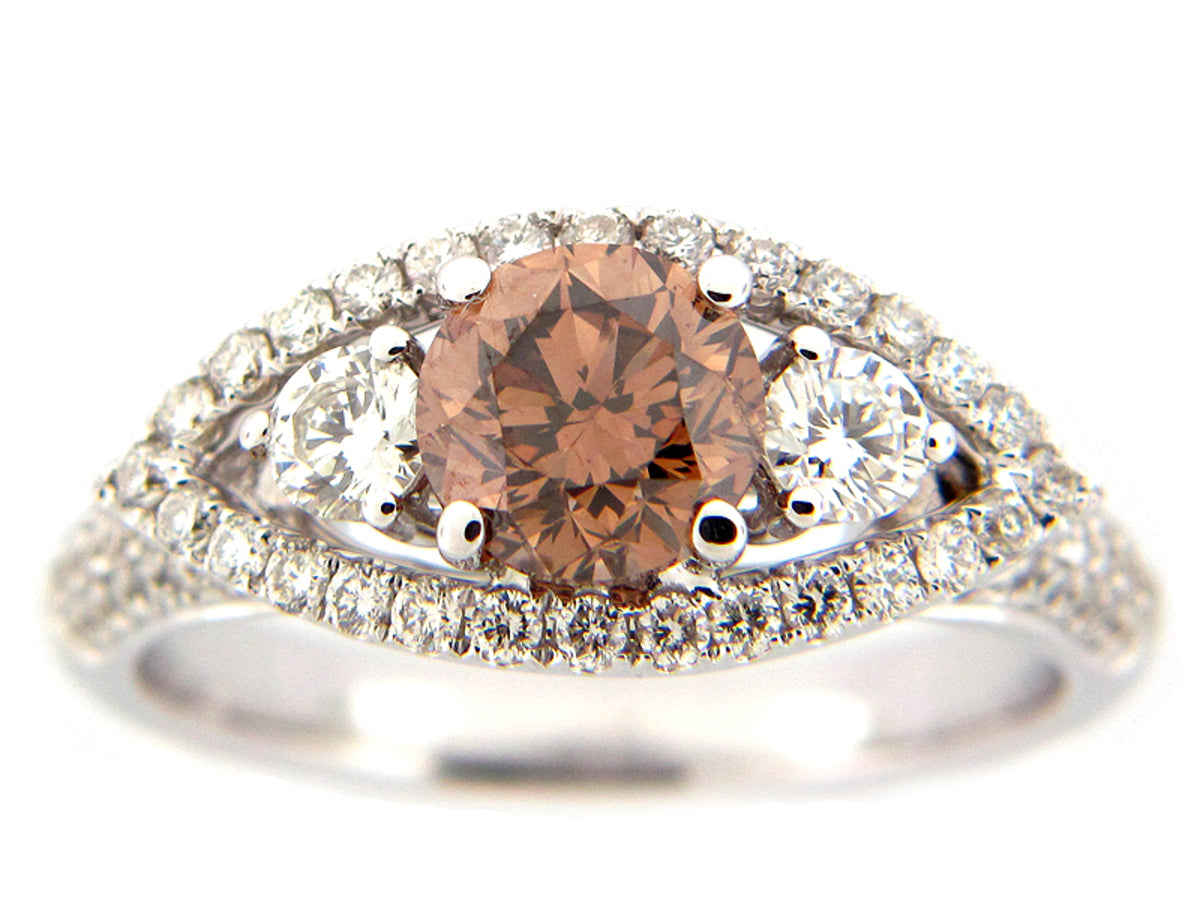 BROWN & WHITE DIAMOND RING, 18KW (N), CENTER=1.05