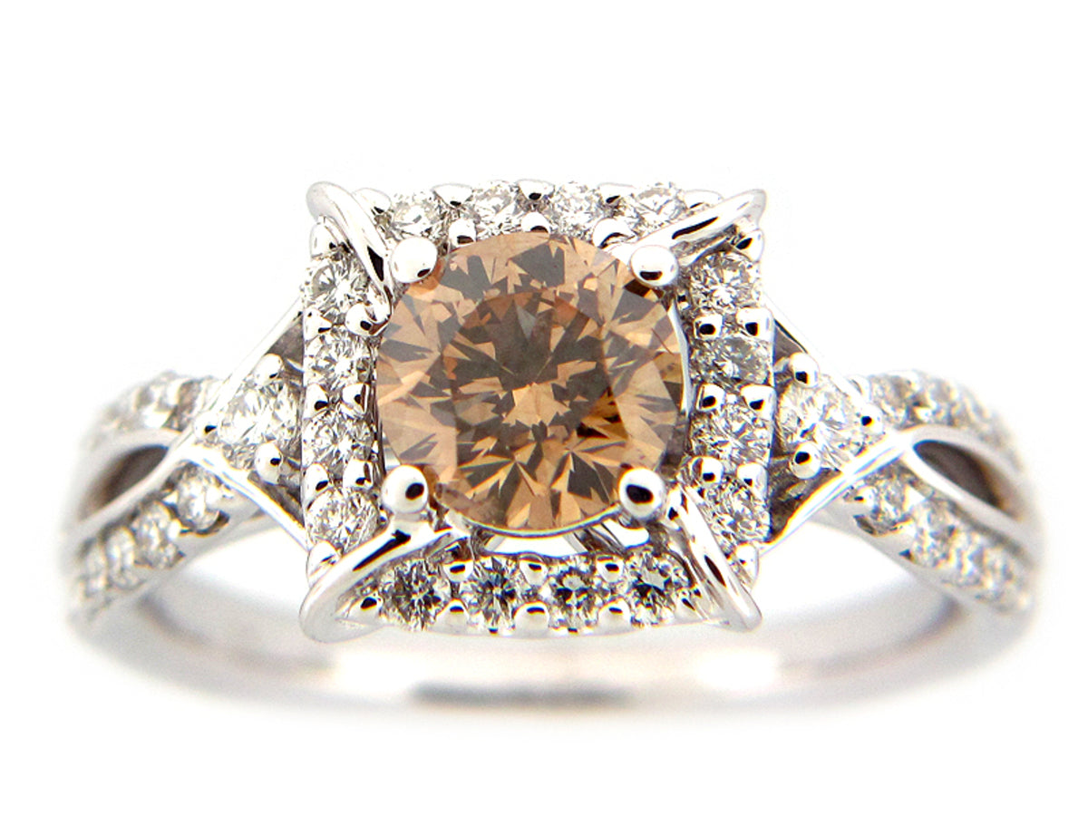 BROWN & WHITE DIAMOND RING, 18KW (N), CENTER=0.95