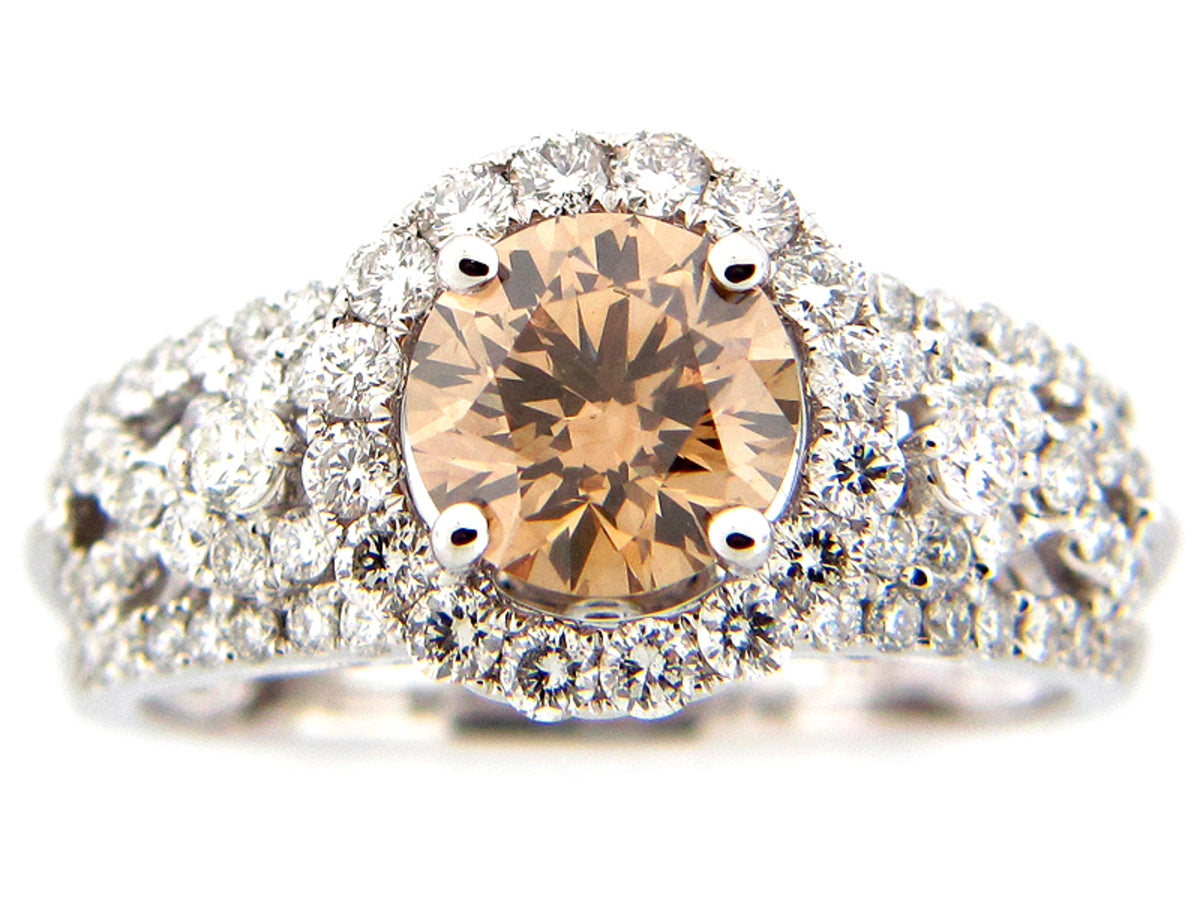 BROWN & WHITE DIAMOND RING, 18KW (N), CENTER=1.07