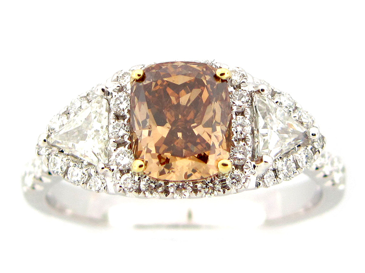 BROWN & WHITE DIAMOND RING, 18KT (N) CENTER=1.59