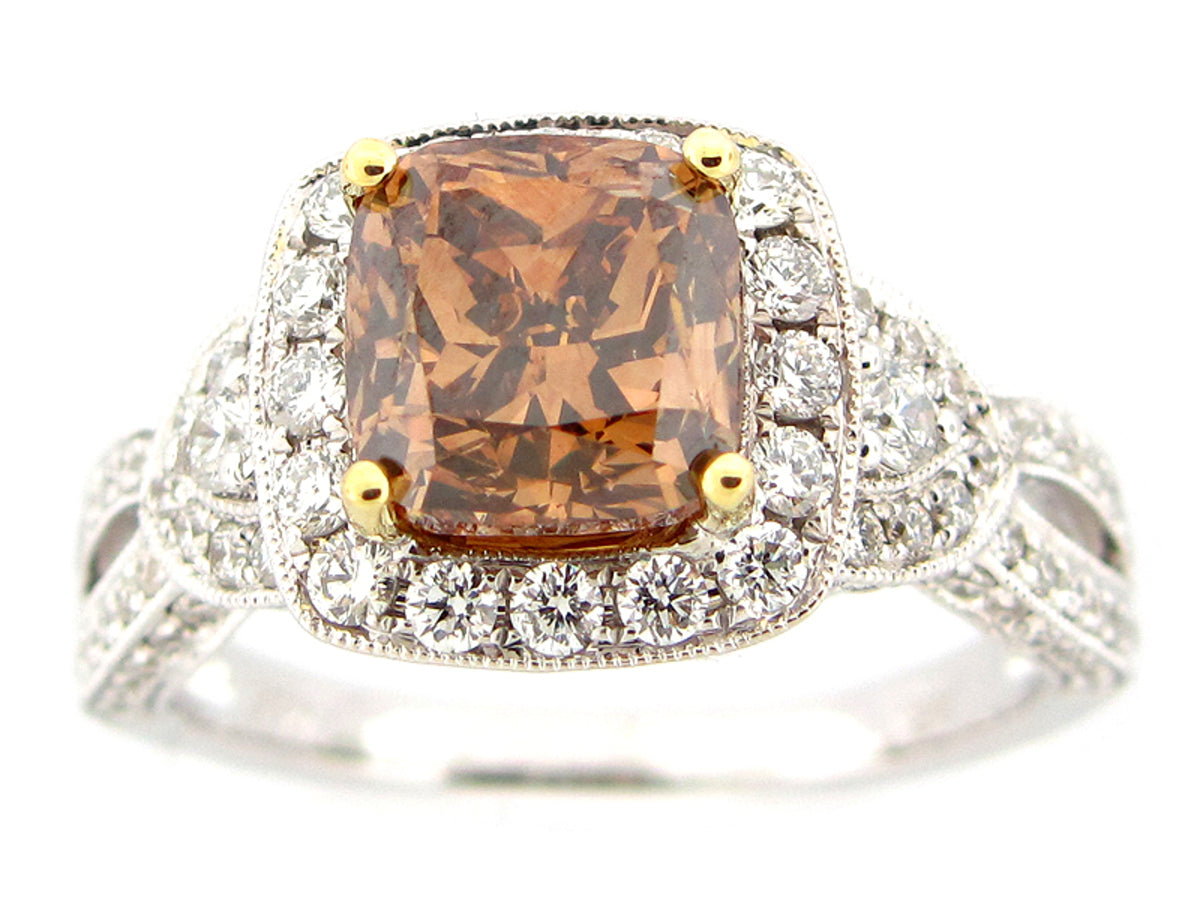BROWN & WHITE DIAMOND RING, 18KT (N) CENTER=2.57