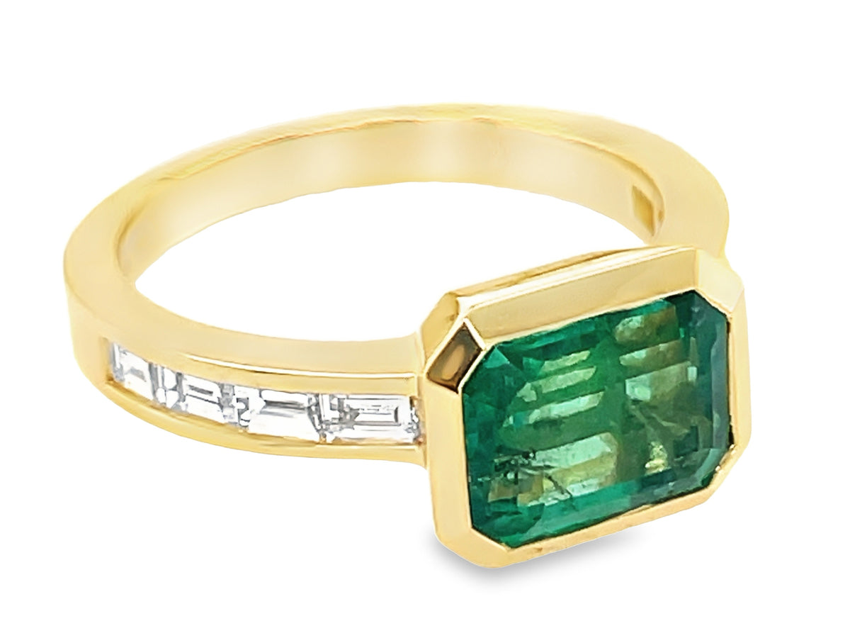 EMERALD E/C & DIAMOND BAGUETTE BEZEL RING