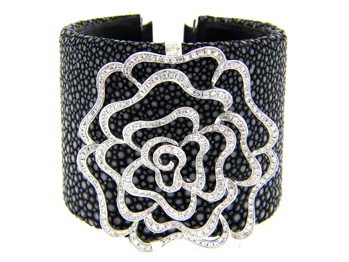 WHITE SAPPHIRE BLACK STINGRAY BANGLE, SILVER (E)