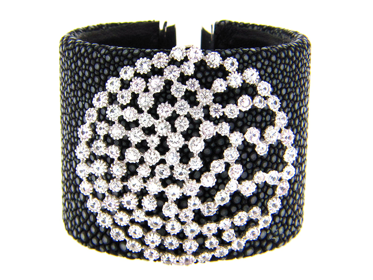WHITE SAPPHIRE BLACK STINGRAY BANGLE, SILVER (E)