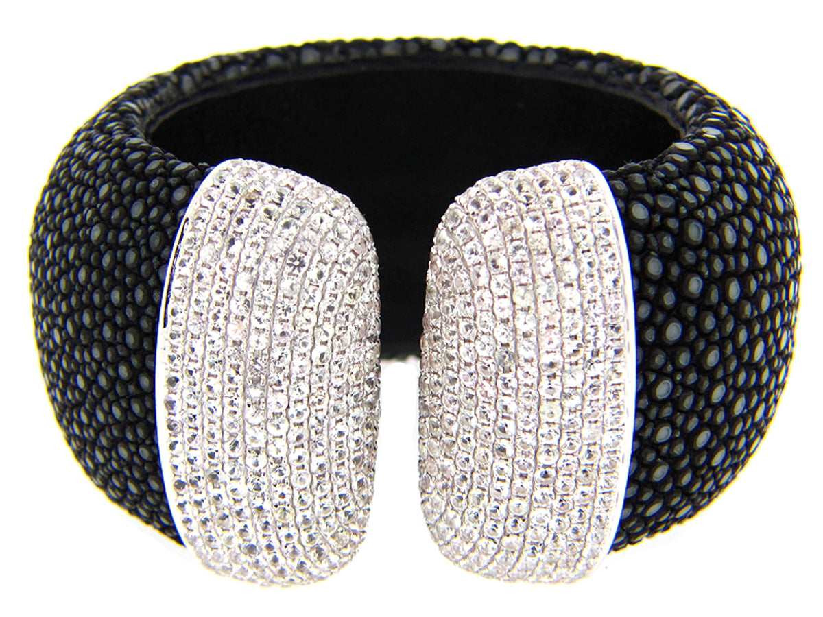 WHITE SAPPHIRE BLACK STINGRAY BANGLE, SILVER (E)