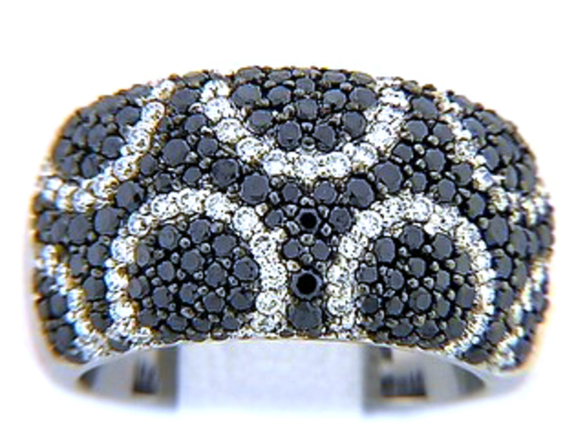 BLACK & WHITE DIAMOND RING, 18KW (R/H)