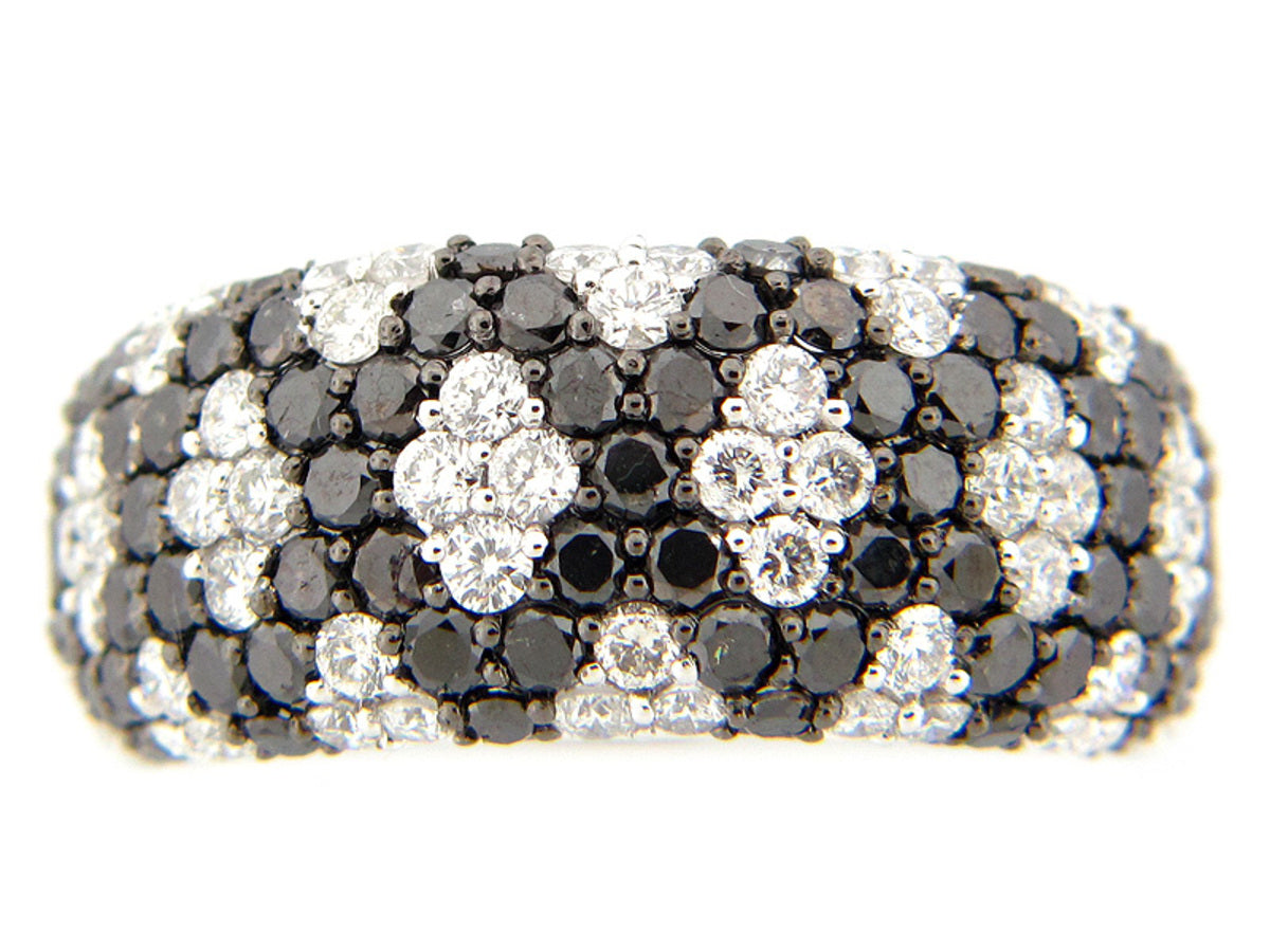 BLACK & WHITE DIAMOND RING, 18KW (R/H)