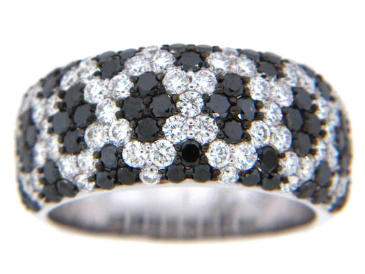 BLACK & WHITE DIAMOND RING, 18KW (R/H)