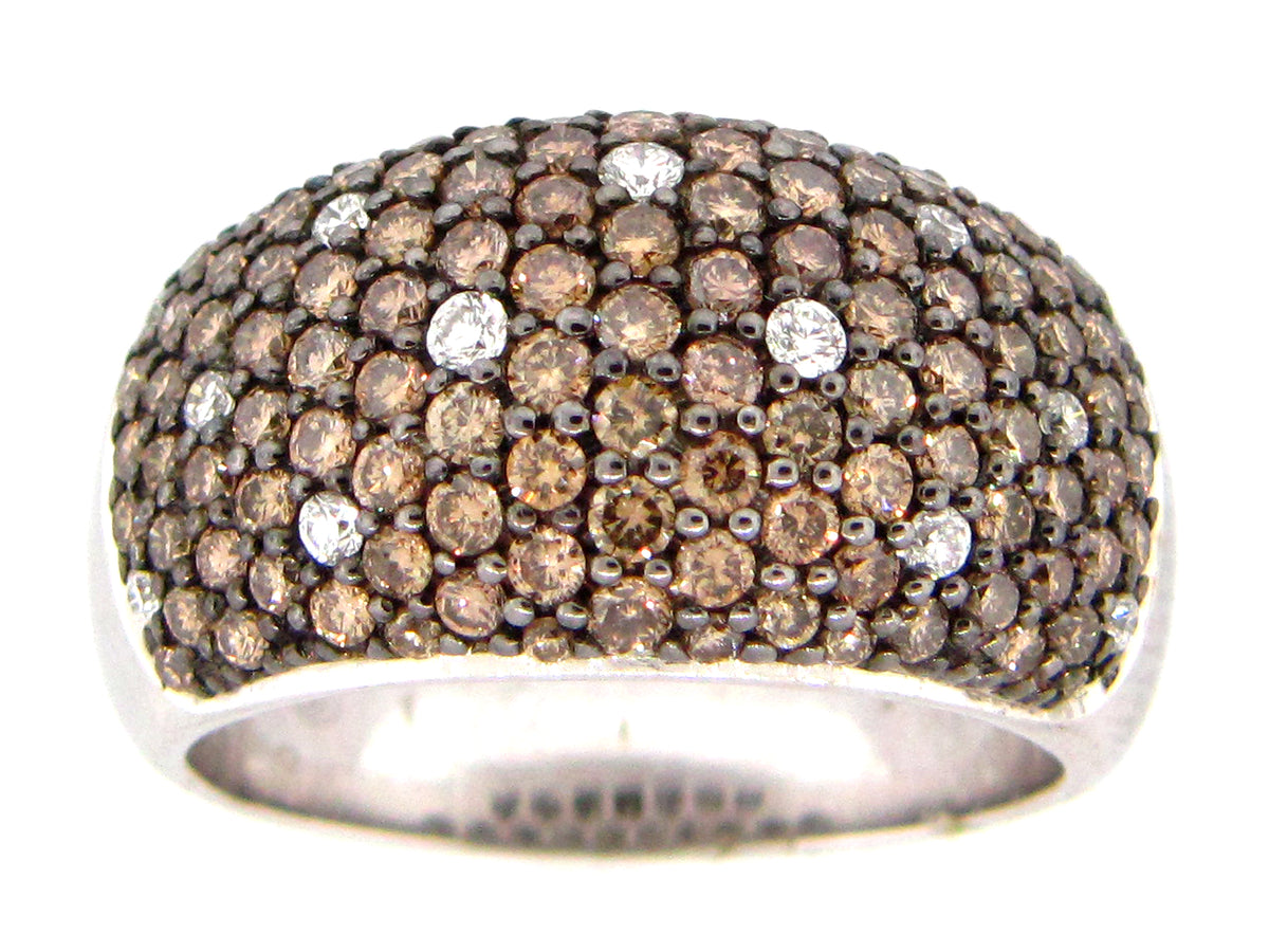 BROWN & WHITE DIAMOND RING, 18KW (N)