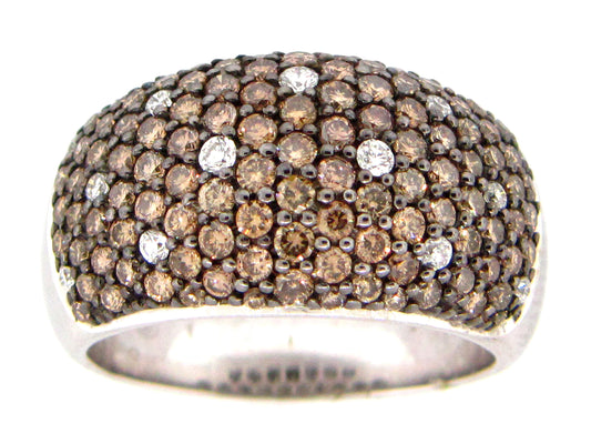 BROWN & WHITE DIAMOND RING, 18KW (N)