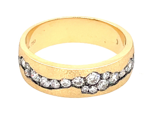 DIAMOND GROOVED FLUSH SET RING, SATIN FINISH, 18KY WITH  BLACK FINISH PRONGS (N)