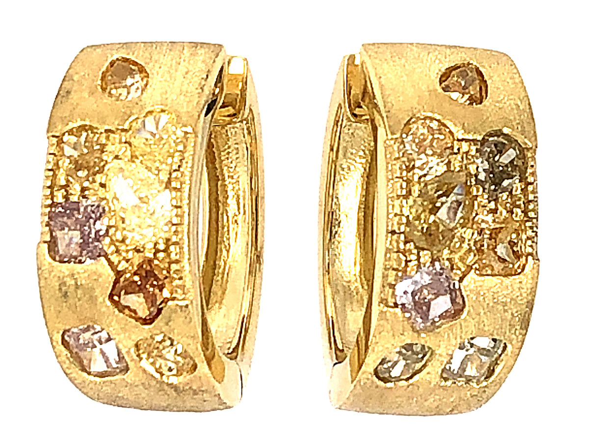 NATURAL FANCY COLOR DIAMOND FLUSH SET EARRING, SATIN FINISH, 18K GREEN GOLD (N)
