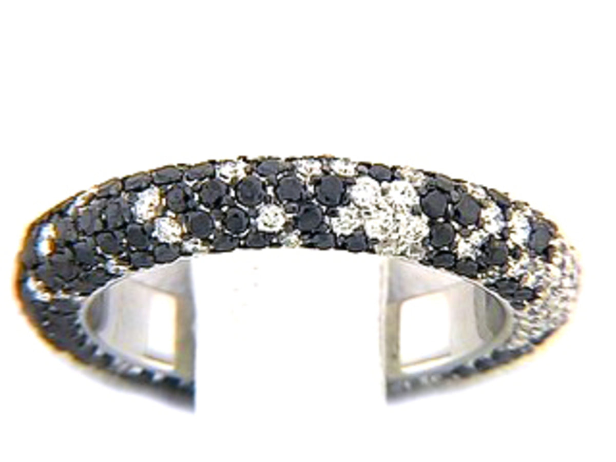 BLACK & WHITE DIAMOND RING, 18KW (R/H)