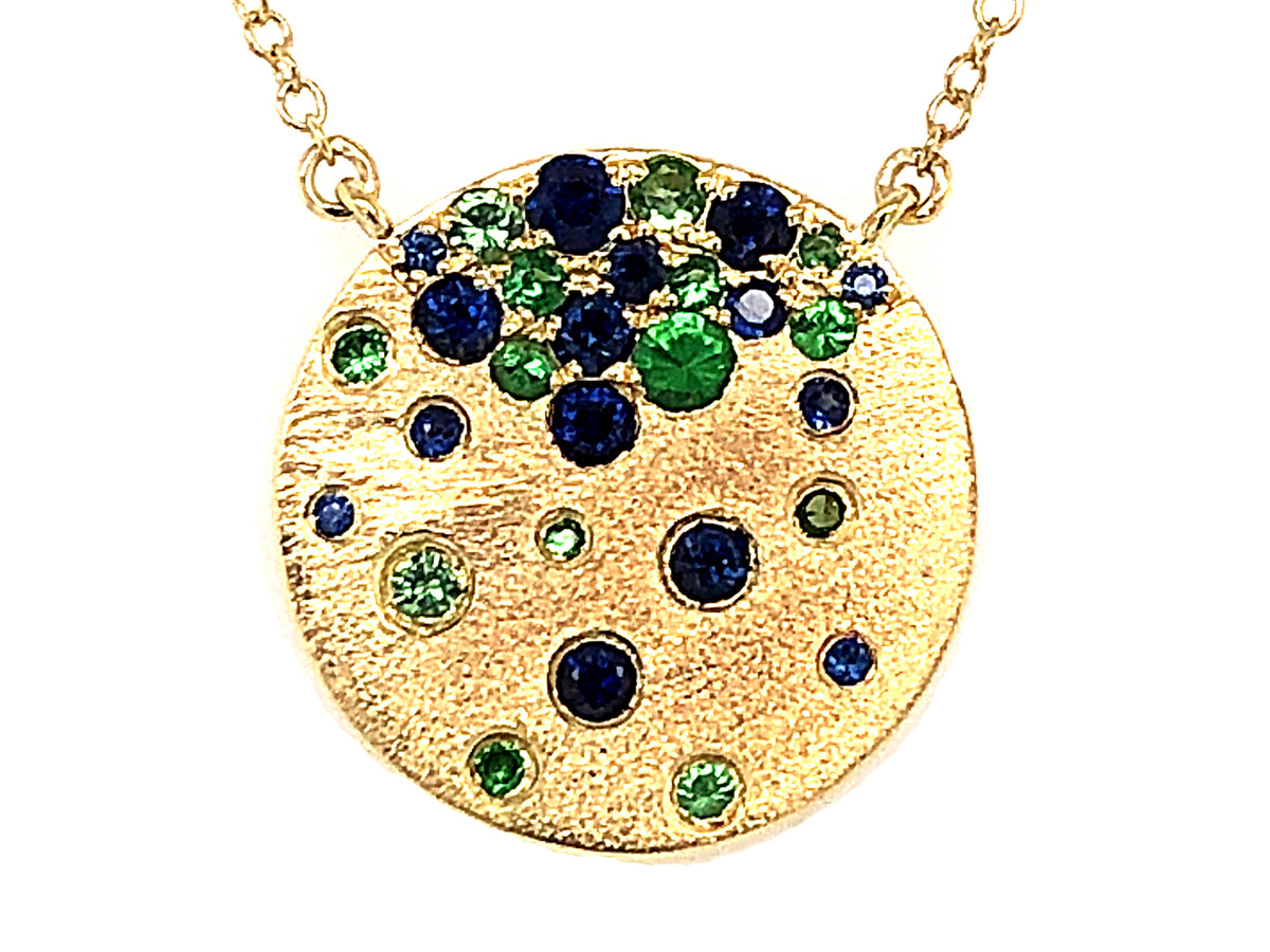TSAVORITE & SAPPH FLUSH SET DISC PEND NECKLACE, 18"/17"/16", SATIN FIN, 18K GREEN GOLD (H/N)
