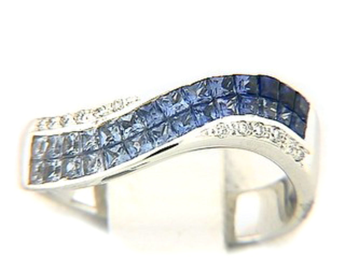 SAPPHIRE & DIAMOND RING