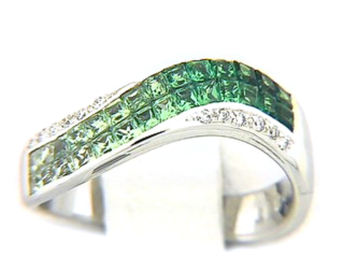 TSAVORITE & DIAMOND RING