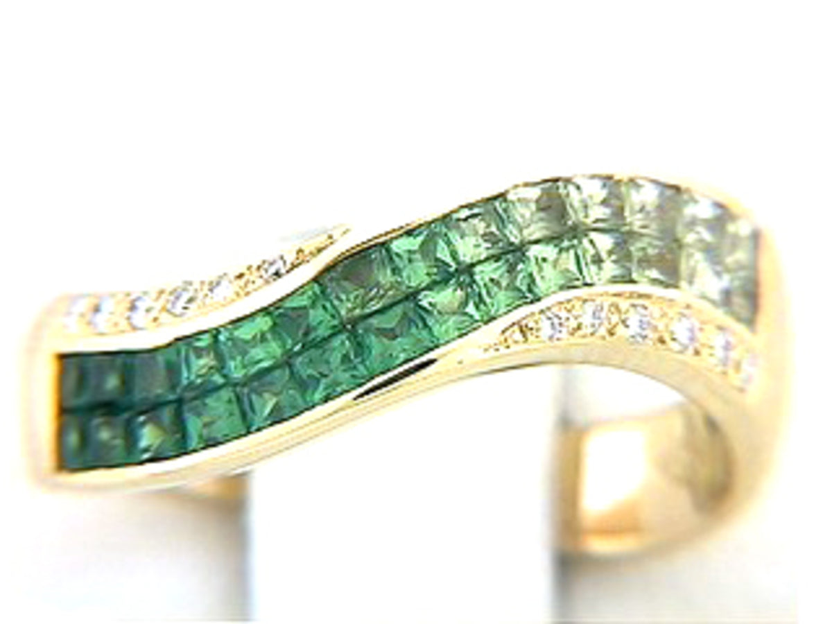 TSAVORITE & DIAMOND RING