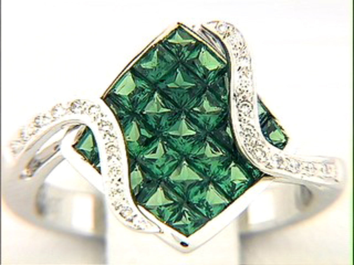 TSAVORITE & DIAMOND RING