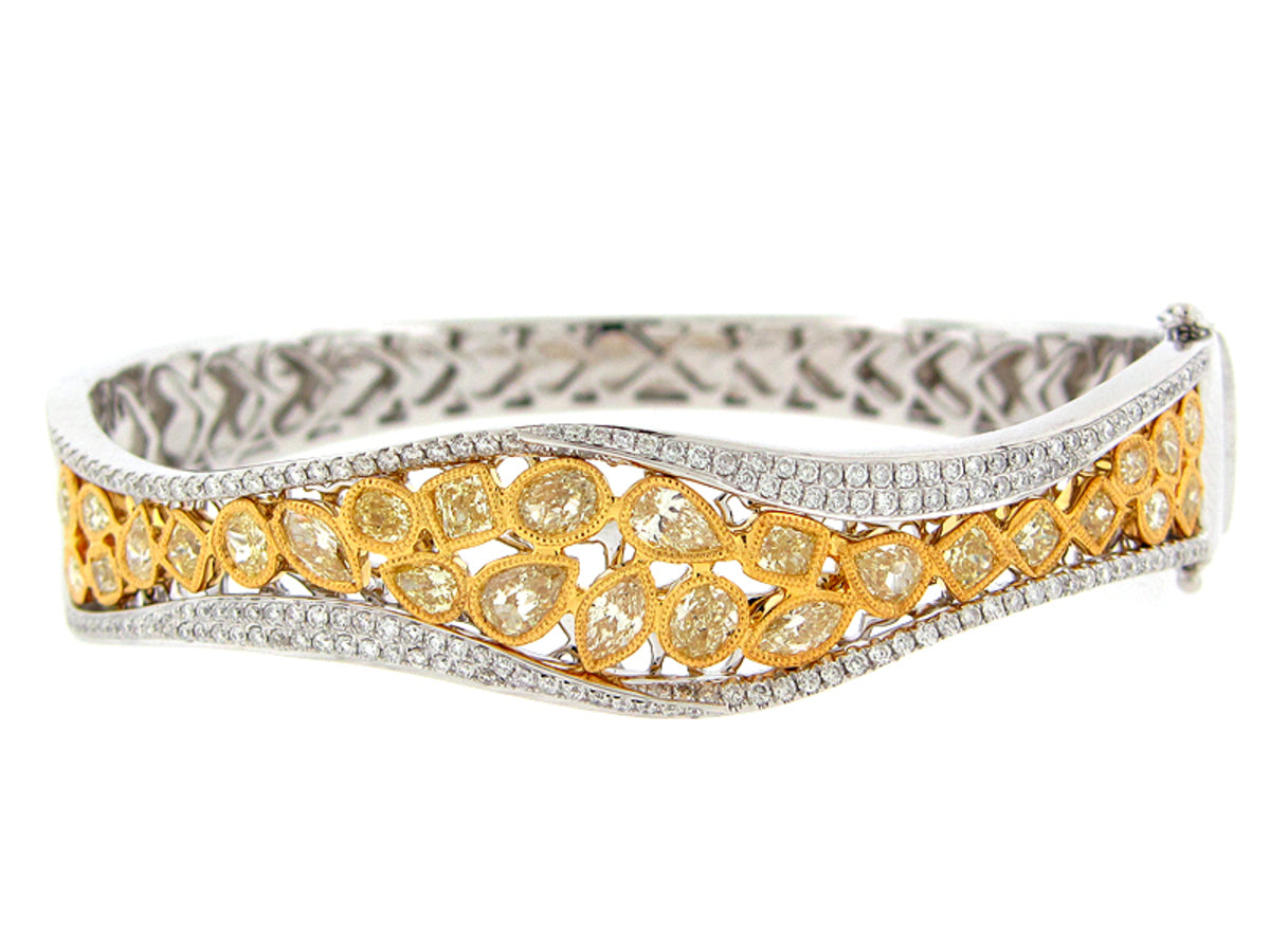 YELLOW & WHITE DIAMOND BANGLE, 18KT (N)