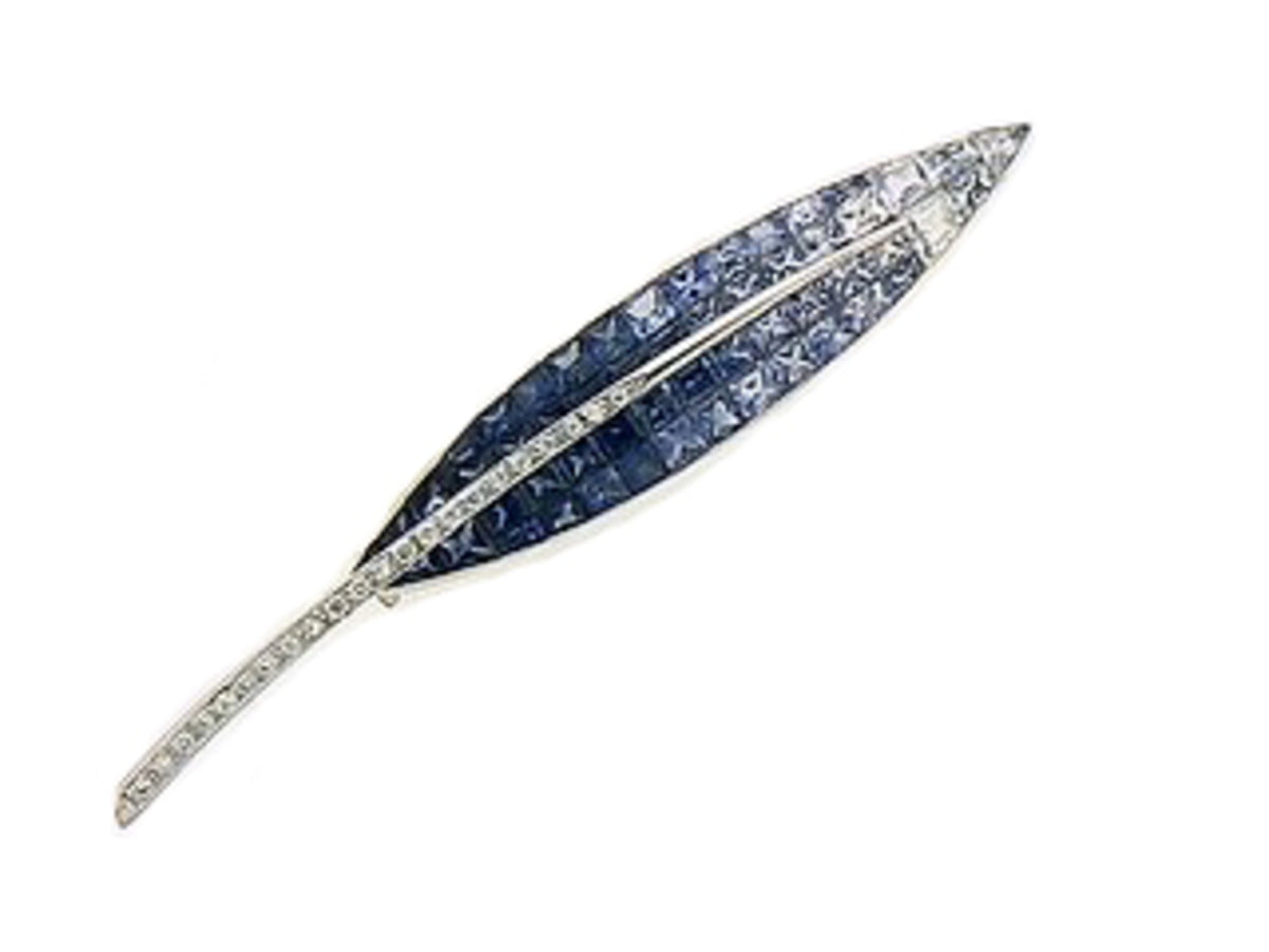 SAPPHIRE BROOCH, 18KW (H), C=4.56