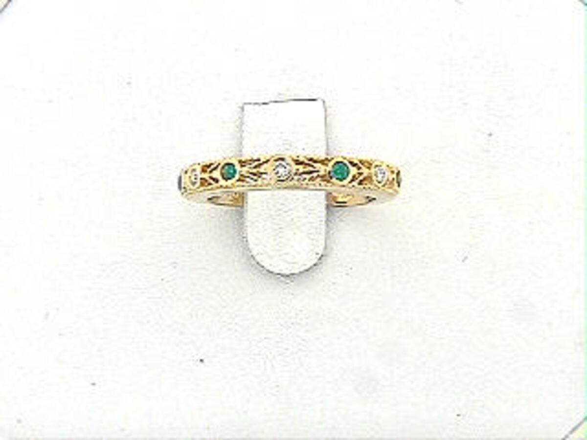 EMERALD & DIAMOND RING