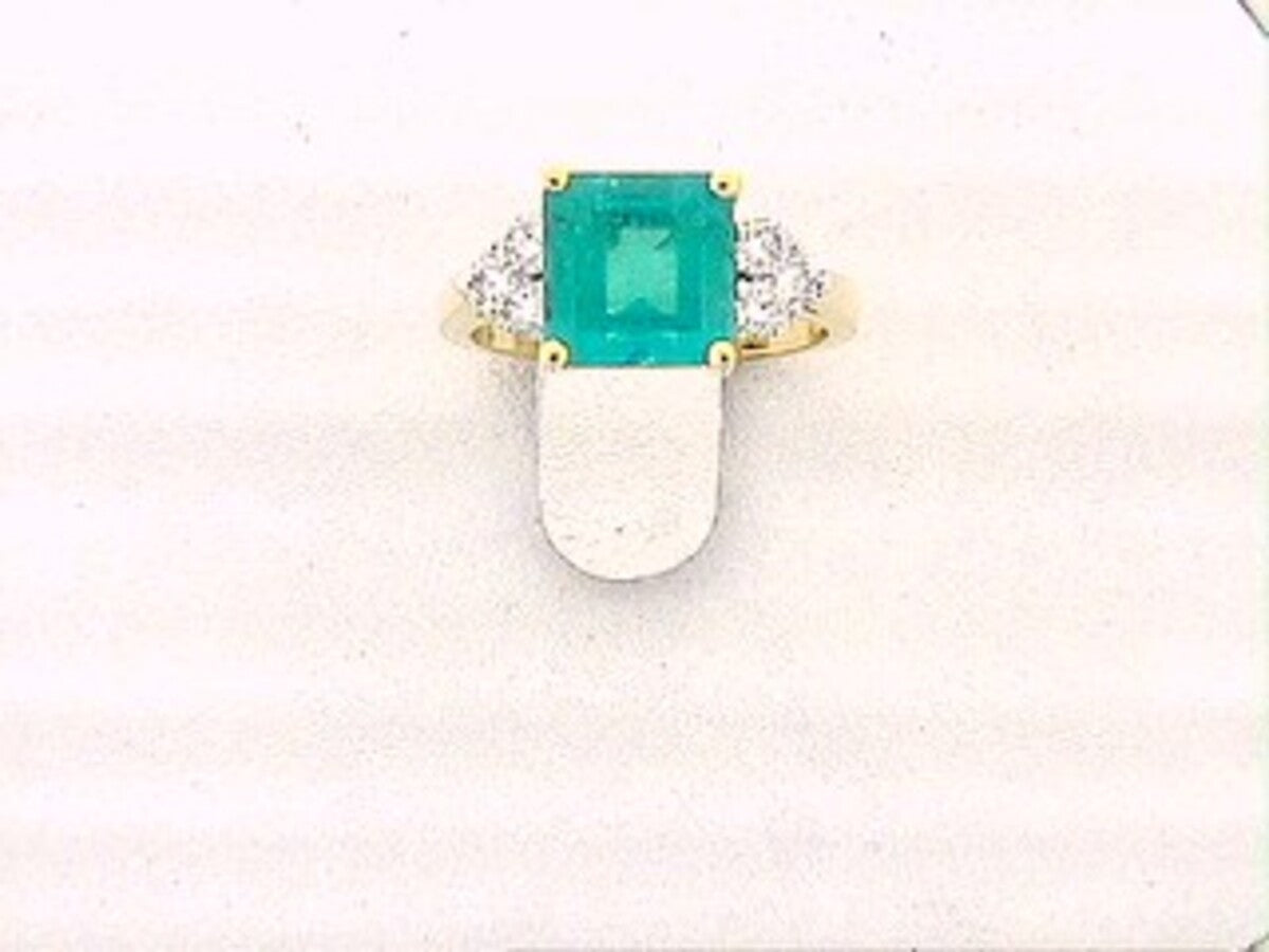 EMERALD & DIAMOND RING