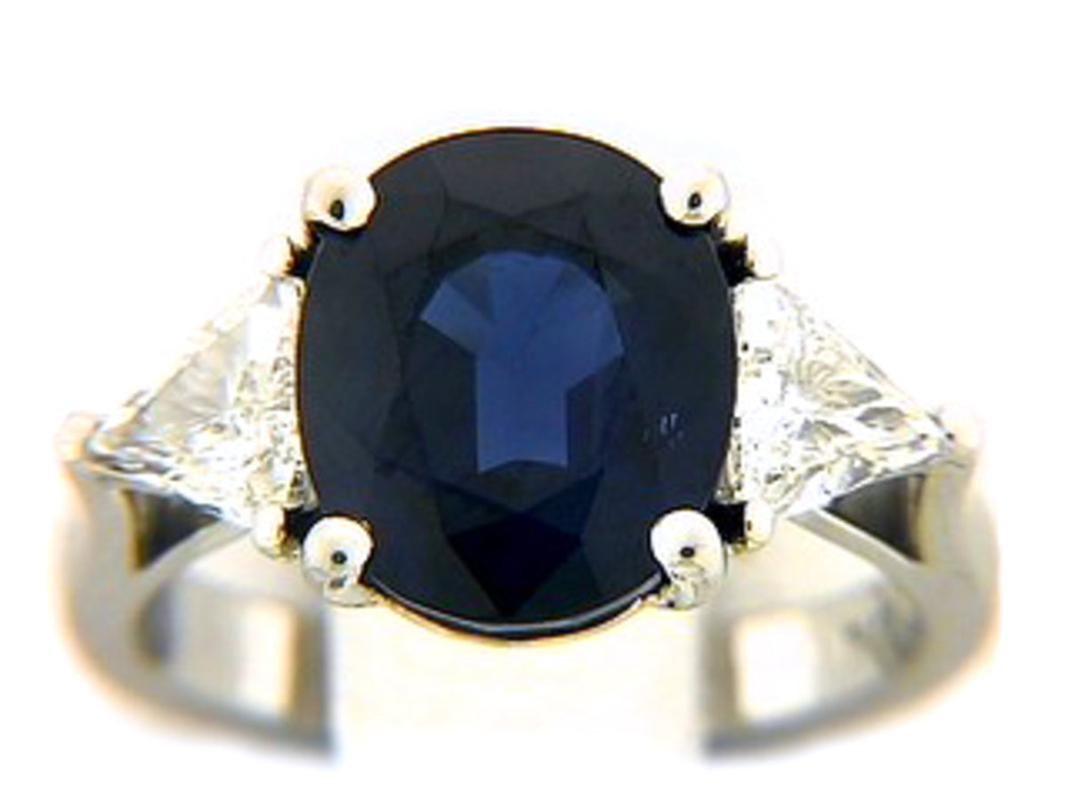 SAPPHIRE & DIAMOND RING
