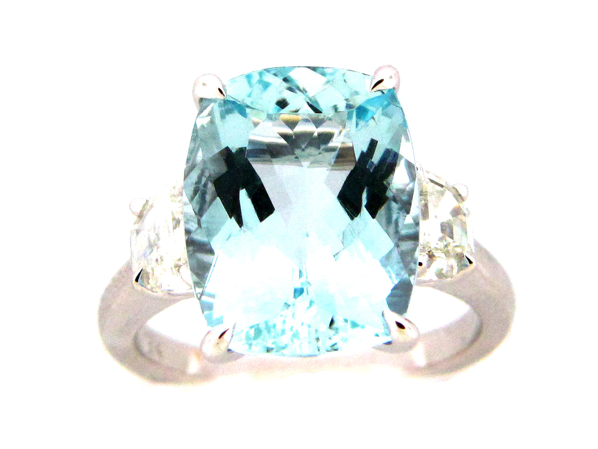 AQUAMARINE & DIAMOND RING, 18KW (H)