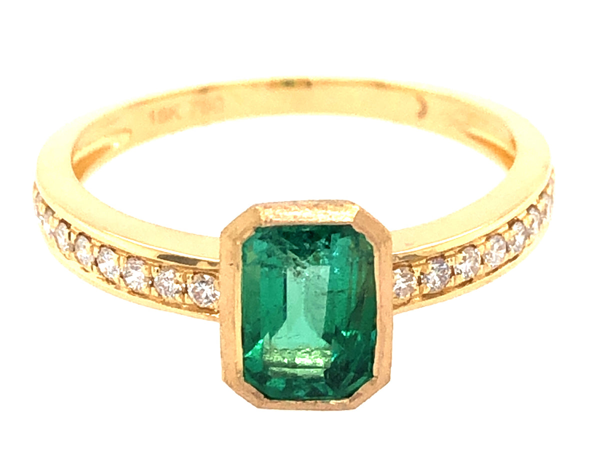 EMERALD BEZEL & DIAMOND RING