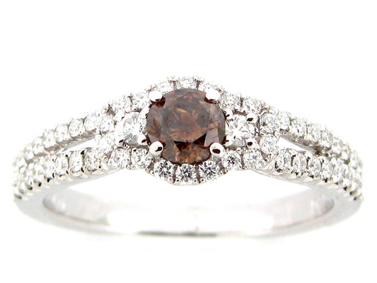 BROWN & WHITE DIAMOND RING, 18KW (N)