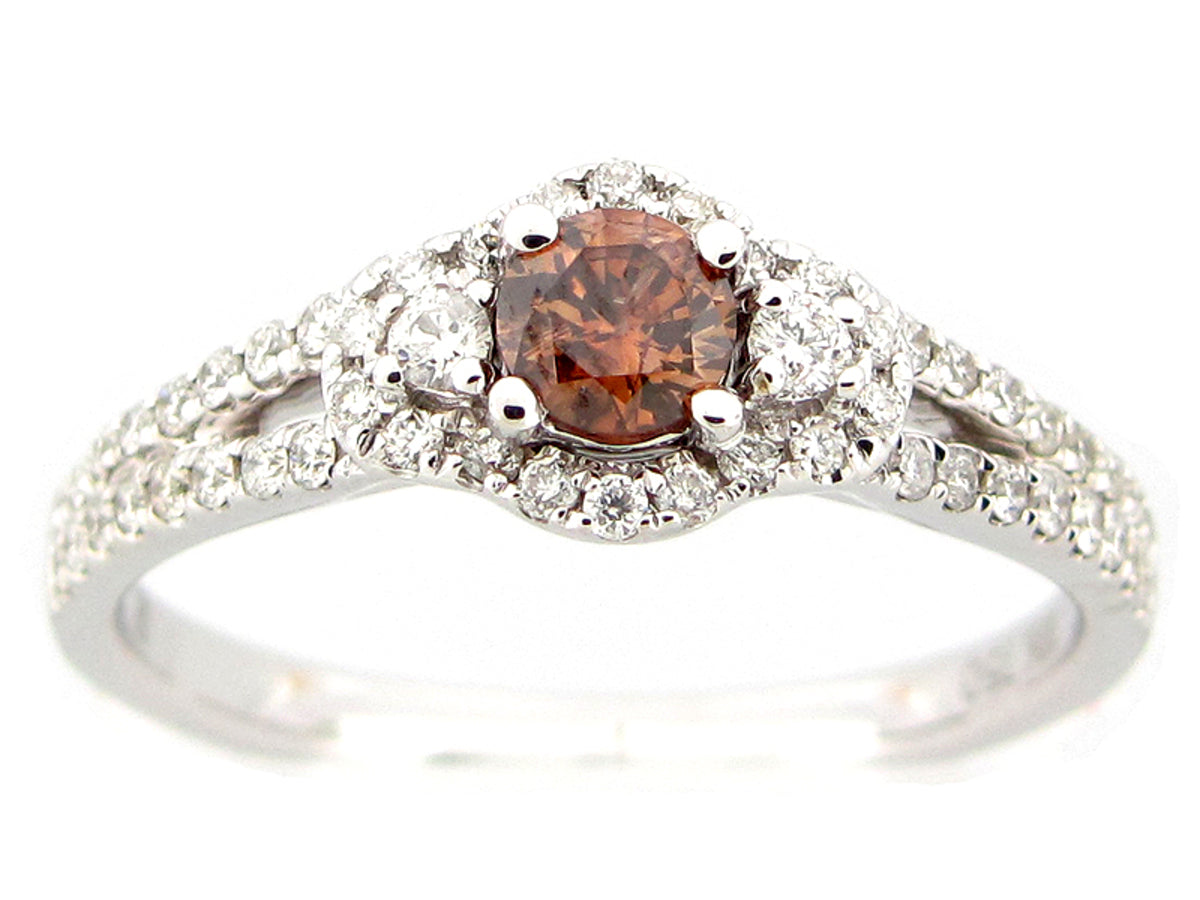 BROWN & WHITE DIAMOND RING, 18KW (N)