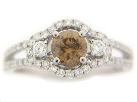 BROWN & WHITE DIAMOND RING, 18KW (N), CENTER=0.78